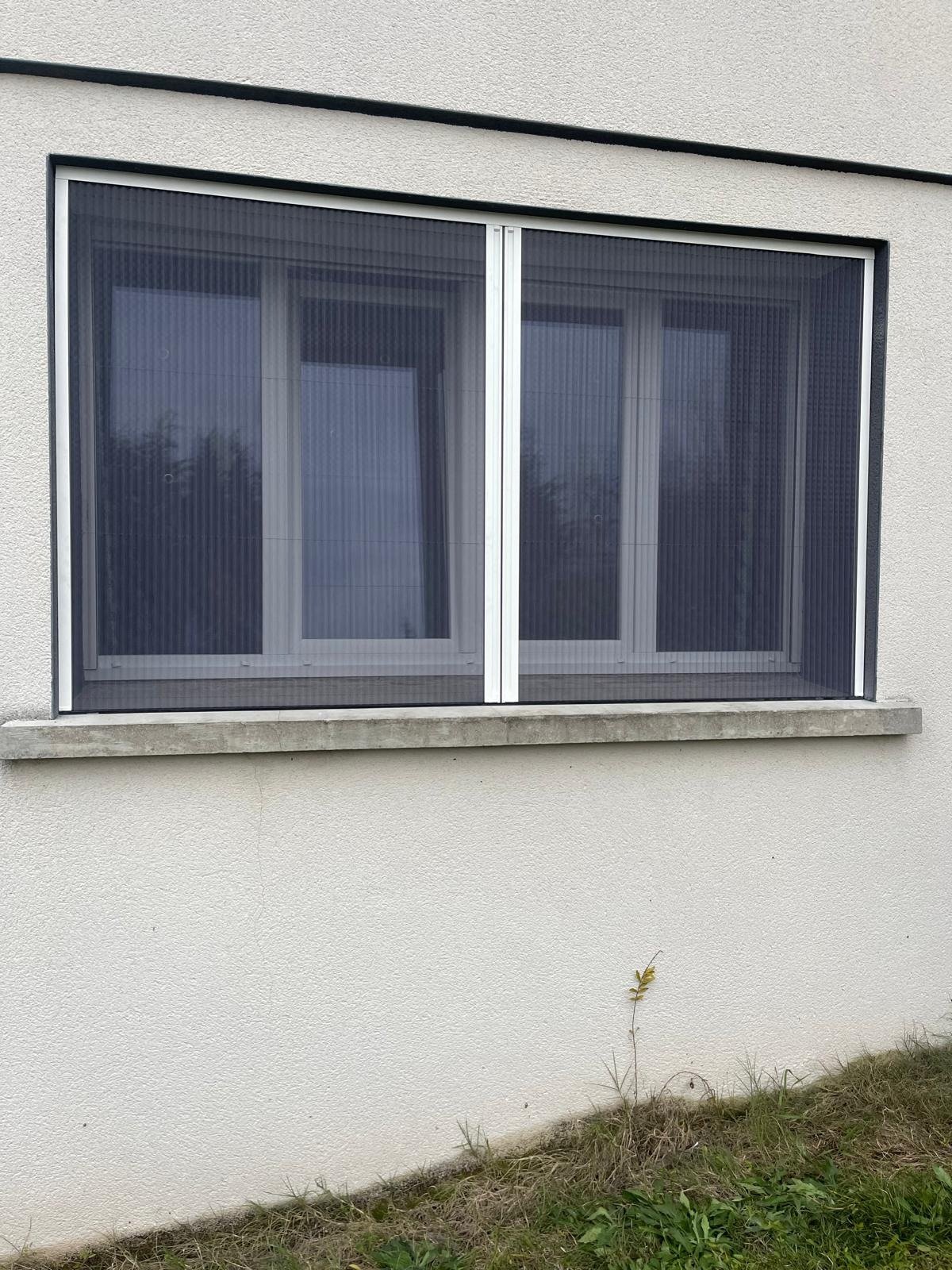 Installation d'une moustiquaire sur une fenêtre extérieure pour protection contre les moustiques