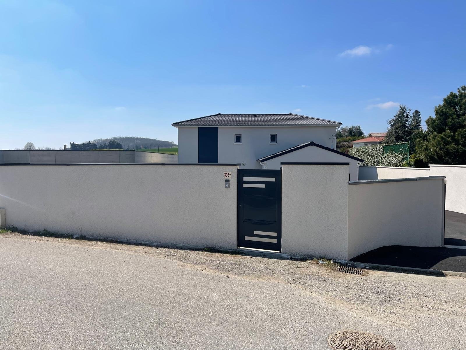 Ajout d'une couvertine sur un mur de clôture pour protection et finition esthétique