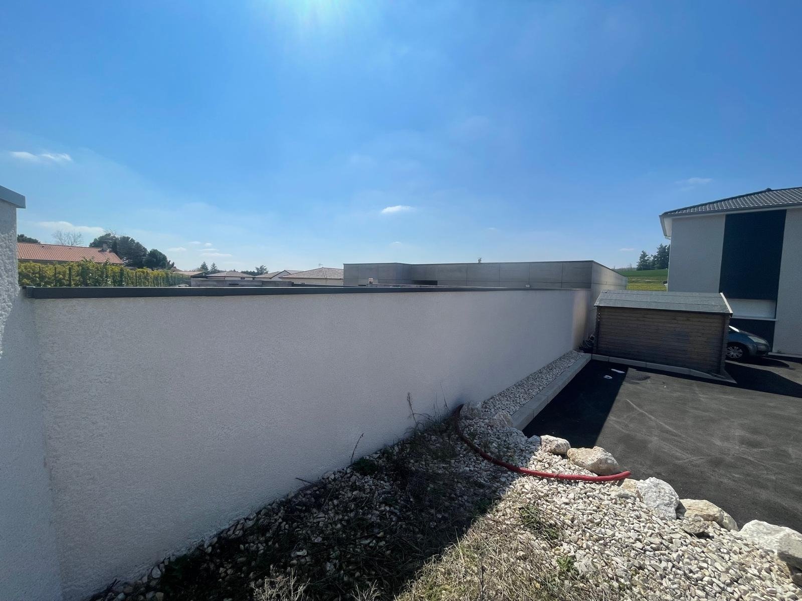 Ajout d'une couvertine sur un mur de clôture pour protection et finition esthétique
