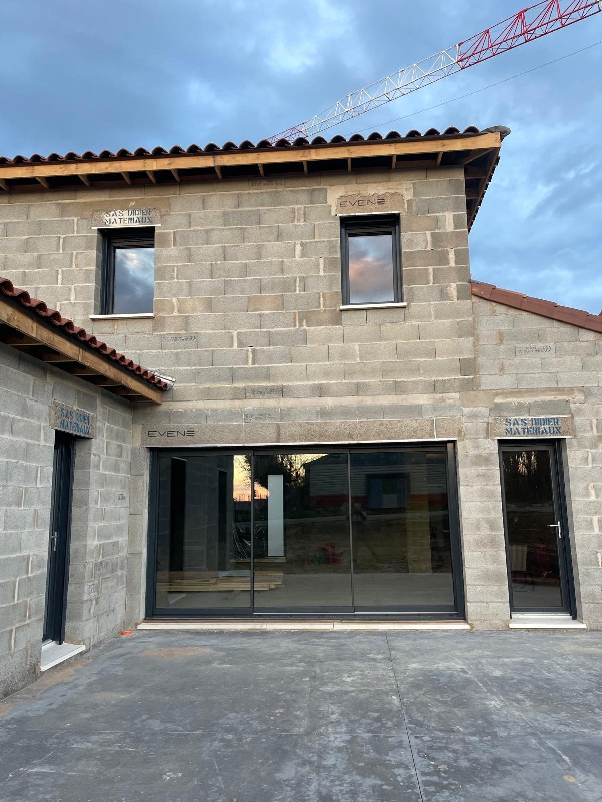 Fenêtres en aluminium et PVC sur villa neuve