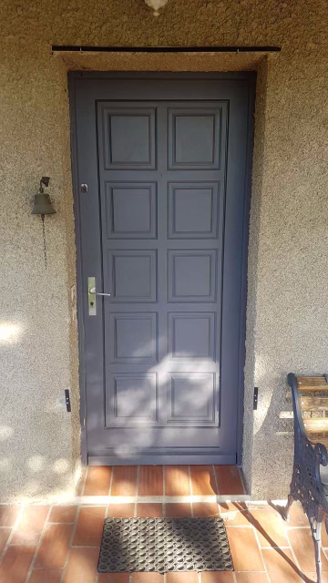 Rénovation, porte d'entrée en bois 